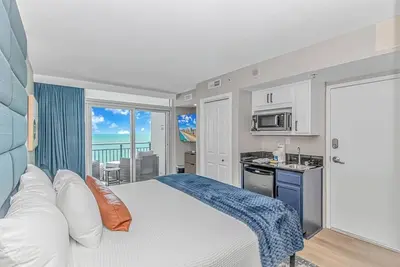 Image de Direct Ocean Front Studio Newly Renovated!