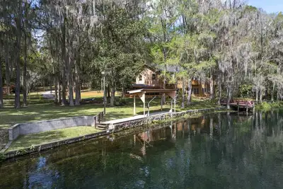 Image de Rainbow River mid-century Estate Sleeps 22+ people and guarantees unlimited fun!