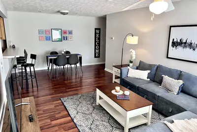 Image de 4 Bed 4 Bath Condo Near Campus!