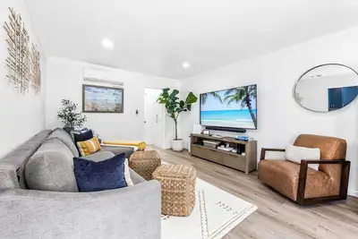 Image de 31+ Nights Luxury Condo, E-Bikes, 3Blks2Beach, 75”Tv