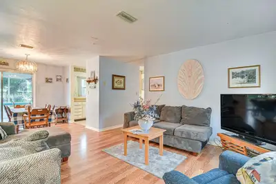 Pet-Friendly Clearwater Home - 7 Mi to Beach!