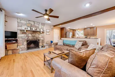 Image de Game Room & Fire Pit: Chic Pocono Pines Home!