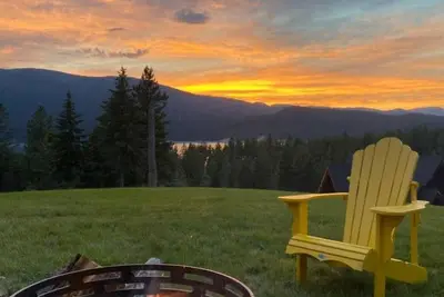 Image de Cozy Hill Top Hideaway loft with Koocanusa lake views and cove
