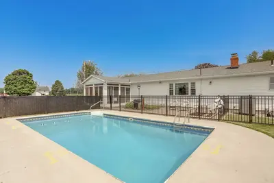Image de Quiet Greenwich Home w/ Pool + Screened Porch!