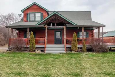 The Cabin located in the Finger Lakes Region is central to Watkins Glen, Penn Yan and Hammondsport