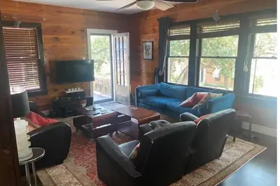 Image de Cool Montrose upper floor unit in 2 Flat.