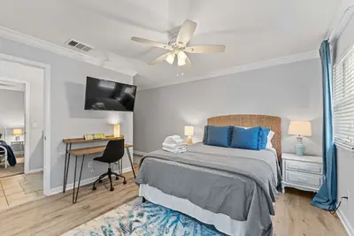 Image de Steps 2 Sand! Bch amenities, yard, rooftop & games
