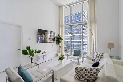 Image de Icon 1 Bed W/ Water Views 16 ft Ceilings & Free Spa