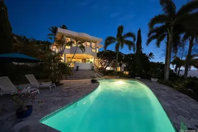 Image de Large Luxury Home with private Pool and Panoramic Ocean Views