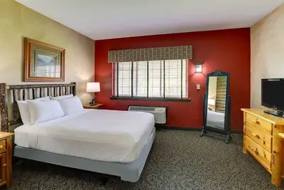 Image de Columbia's Rustic Haven w/ Lodge-Themed Rooms & On-site Bar | 2 Units