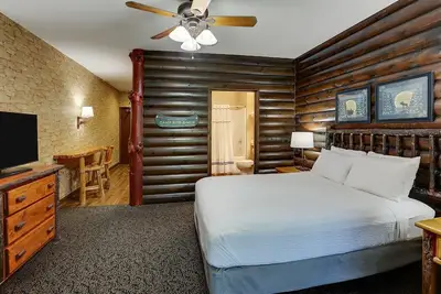 Image de Expanded Queen with Kitchen & Closet! Stoney Creek Columbia | 2 Units