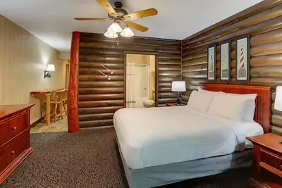 Image de Extended Stay Queen w/ Kitchen & Balcony! Stoney Creek | 2 Units