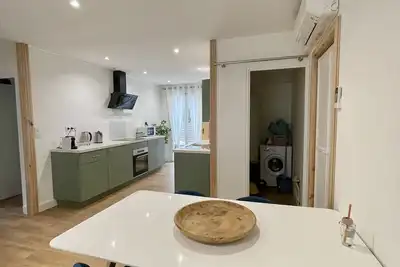 Image de Agréable maison ensoleillée avec piscine
