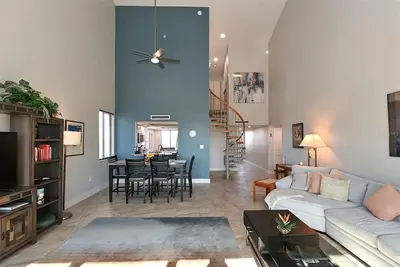 Image de Renovated 3 bed & 2. 5 bath condo across the street from private Siesta Key beach