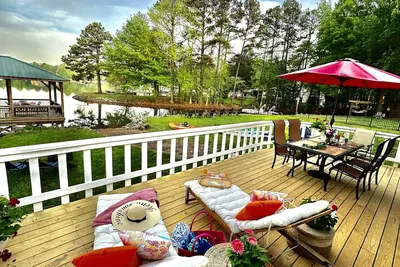 Image de Lakefront Fish Camp & Farm View- Kayak, Paddleboard, Firepit, Fishing & Dock!