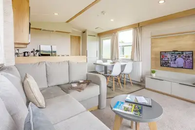 Image de 12ft-wide caravan situated in a coastal position.