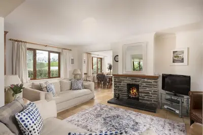 Image de Nestled within the tranquil beauty of the Roserrow landscape, Godolphin stands as a wonderful four-b