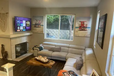 Image de Comfortable pet friendly 3 bed 2. 5 bath with private backyard