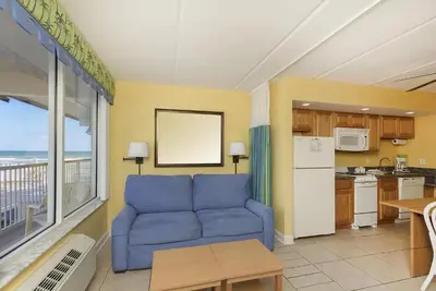 Image de Beachfront Studio Apartment with Queen Bed + Sofabed