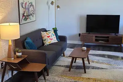 Image de Charming Modern 1950s Mid-Century Ranch.