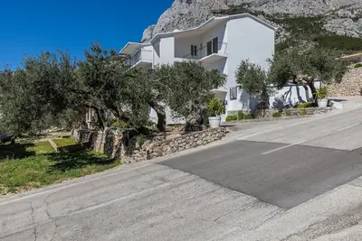 Image de Appartement de trois chambres avec la terrasse et la vue sur le mer Makarska (A-22975-a)