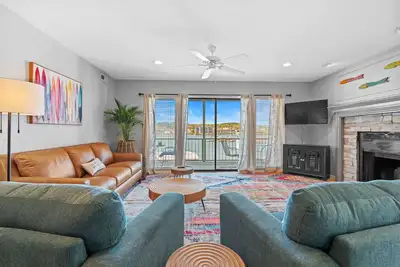 Image de Lakefront on Hamilton! King Size Beds, Pool, Boat Slip & Gorgeous Sunsets!