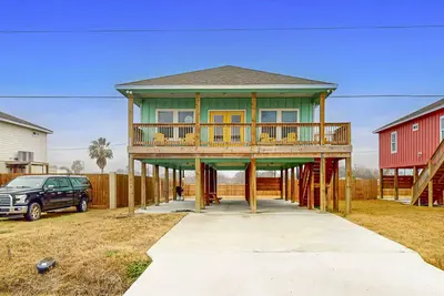 Image de Stylish beach house with a deck, full kitchen, washer/dryer, & central Ac
