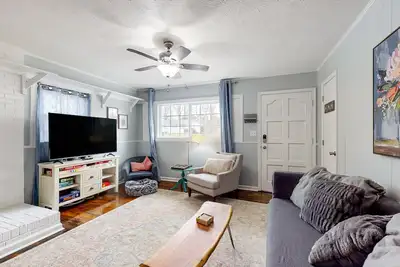 Image de Dog-friendly hideaway with patio, smart TVs, electric fireplace, games, & Ac
