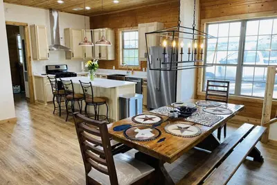 Image de Private Ranch with well-appointed 4 bed \/ 4 bath log cabin!