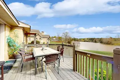 Image de Waterfront home with boat slip, dock, firepit, wood fireplace, streaming, & Ac