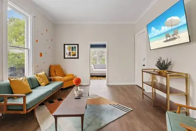 Image de 2 Units Combined| 5br| 2 Living Rooms | 2 Kitchens