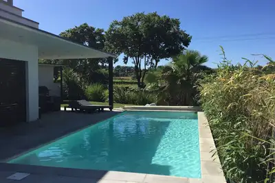 Image de Villa contemporaine avec piscine et jacuzzi