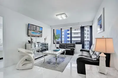 Image de Beachfront Condo w Beach Service /1207