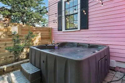 Image de Pink Paradise near Forsyth w/Hot Tub