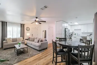 Image de Charming private home sleeps 6 in Spring Branch with a large fenced yard, fast WiFi, smart TVs, and ample parking—easy access to the Heights & Downtown. Includes a primary king ensuite for added privacy.