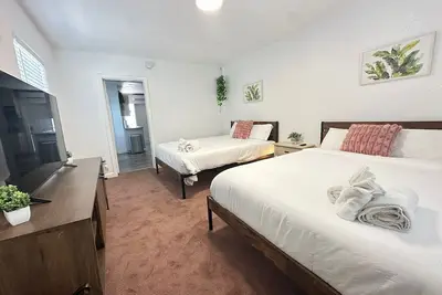 Stylish 1b1b Unit with kitchen and pool