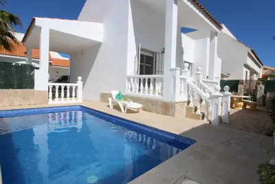 Image de Maison avec WiFi gratuit, piscine privée, climatisation en option, animaux acceptés, près des plages