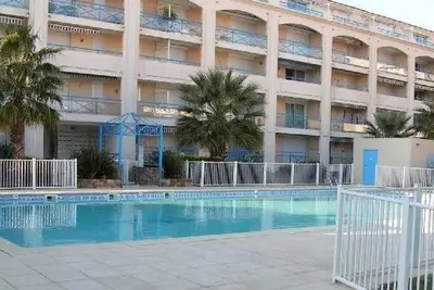 Image de Appartement T2 avec coin nuit, piscine, parking sécurisé, proche plage - Le Lavandou