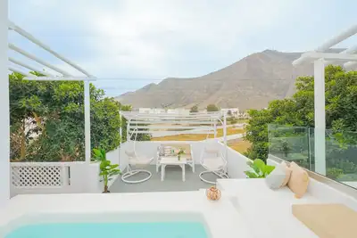 Image de Luxury Two Bedroom Apartment with hot tub - L&E