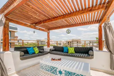 Image de Rooftop Oasis | Spa Tub | Pool | Prime Location!