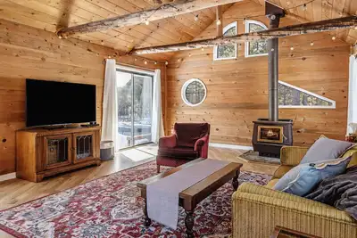 Image de Cozy, Unique Geodesic Home in La Pine has Wood Stove, Private Deck, Hot Tub!