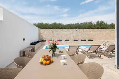 Villa Bellatrix 1 & 2 - 2 heated pools & jacuzzi, quiet area, family