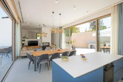 Image de Luxury Villa Blue heated pool, sauna, tennis court, mini golf, stylish, family, panoramic view