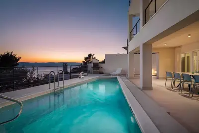 Image de Modern Villa Maris - with heated pool & sea view, private parking, quiet area, family.