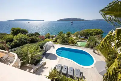 Exclusive Villa Paradise heated pool, near sea jacuzzi sauna gym family sea view