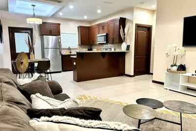 Image de Modern & Cozy - 3 bed Apt with Prime Loc!