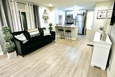 Image de Paradise in Grand Rapids W/backyard fireplace. Pet friendly.