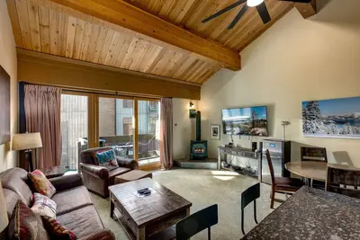 Image de Lofted Retreat in The Village! by RedAwning