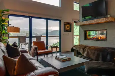 Image de Luxe Lakefront Villa w/ Dock, Hot Tub & Fire Pit