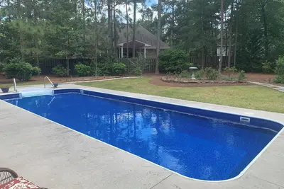 Image de Quiet Sanctuary awaits you! 3 Bed 2. 5 Bath, Private Pool and Dog Friendly Home!